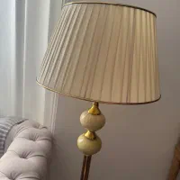 آباژور ایستاده