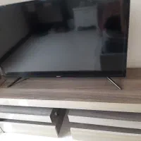 تلویزیون ۴۲ اینچ سامسونگ به همراه میز تکه ای