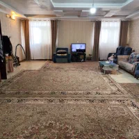یک از دو طبقه ویلایی حاشیه خیابون زیباشهر
