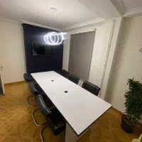 میزهای اشتراکی و اتاق آموزش وکار|اجارهٔ کوتاهمدت دفتر کار و فضای آموزشی|رشت, گلسار|دیوار