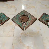 ساعت دیواری همراه با دکوری کناره