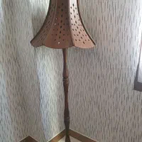 آباژور کنار سالنی چوبی