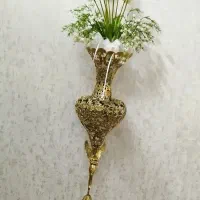 گلدان کنار سالنی