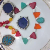 گردنی زیبا با سنگ های قدیمی