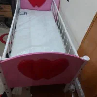 یک تخت خواب کودک