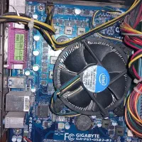 تعدادی کامپیوتر به همراه مانیتور به فروش میرسدیکجا|رایانه رومیزی|خمینی‌شهر, |دیوار