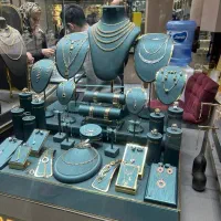 فروشنده و مدل خانم برای طلا فروشی