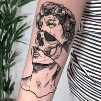 تاتو با کیفیت بالا و متریال اصلی در سالن بهداشتی