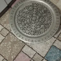 سینی مسی قلم کاری سنگین و قدیمی با پایه چوبی