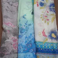 تعدادی لباس وشال