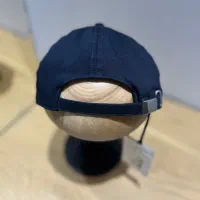 Ice berg کلاه|لباس|تهران, آبشار تهران (دریاچه)|دیوار