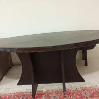 میز نهارخوری بیضی چوبی با نیمکت رنگ قهوه ای سوخته