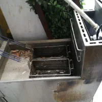 دوتا دستگاه سرخ کن یا سوخاری. و