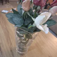 گل رز و گلدان خارجی