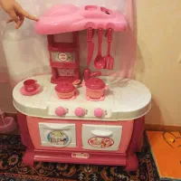 آشپزخانه اسباب بازی و خرس و مجسمه برنزی