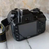 دوربین nikon ۳۲۰۰d با لنز 18-135 کاملا سالم