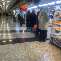 نیرو و فروشنده خانم برای کار در غرفه مترو