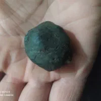 سنگ زمرد نتراشیده خام است