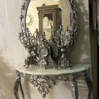 آیینه و شمعدان و ویترین