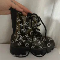 کاپشن لش با پوتین|لباس|نقده, |دیوار