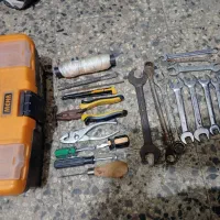 تعدادی ابزار بهمراه جعبه ابزار همه باهم