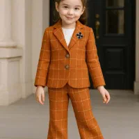 فروشنده خانم پوشاک بچگانه