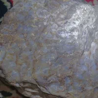 سنگ باظاهری سوراخ با یووی داخلش به رنگه آبی درمیاد