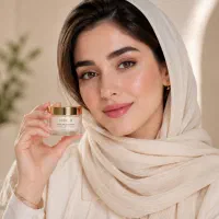 مدل خانم برای عکاسی با محصول