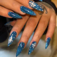 خدمات کاشت ناخن