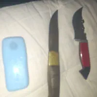 گوشی نوکیا و دو عدد چاقو