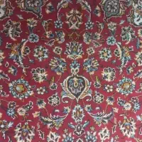 فرش قرمز رنگ