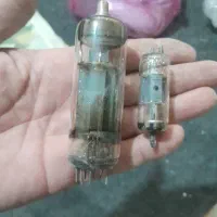 دوعدد لامپ تلوزیون  قدیمی و برد حدود ۵۰ سال پیش|کلکسیون اشیاء عتیقه|رباطکریم, رباطکریم|دیوار