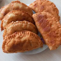 پیراشکی و سالاد الویه و سالاد ماکارانی