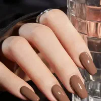 به یک ناخنکار کاربلد برای کار توی سالن نیازمندم