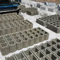 کارگر ساده جوان و کاری برای بلوک زنی