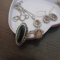 سلام یه سرویس نقره با یه انگشتر نگین مشکی