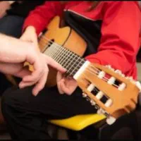 آموزش گیتار خصوصی و یا در آموزشگاه