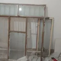 دوتا پنجره سالم با شیشه