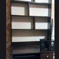 کتابخانه و میز کامپیوتر