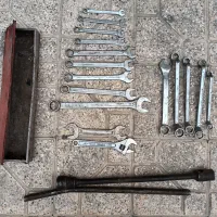 مقداری آچار و دو عدد  گیر پمپ و آچار چرخ با دسته