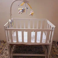 تختخواب و گهواره و تخت کنار مادر