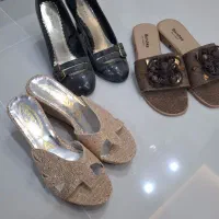 دو جفت دم پایی یک جفت کفش