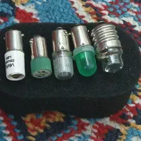 تعدادی ال ای دی کوچک وخازن