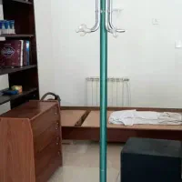جا لباسی ایستاده