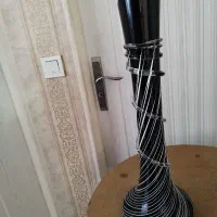 گلدان کنار سالنی بسیار شیک و تمیز وشیشه ای