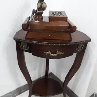 میز و تلفن سلطنتی