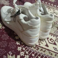 کتونی سفید دخترونه