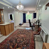 واقع در مرکز شهر بر خیابان اصلی و میدان امام