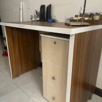 کتابخانه و میز تحریر