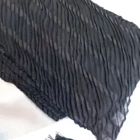 شال مشکی پلیسه